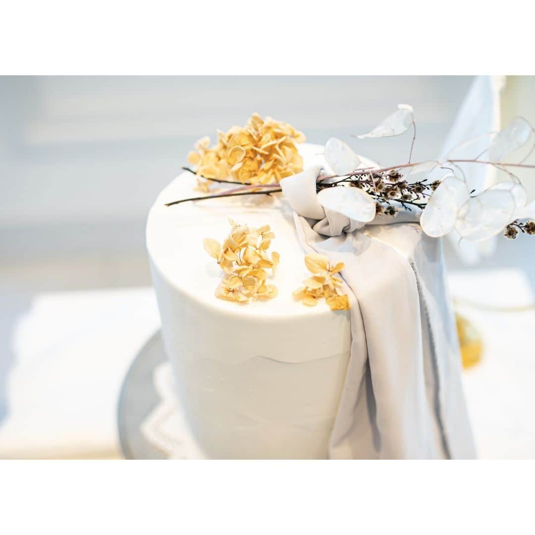 Wedding Park 公式さんのインスタグラム写真 - (Wedding Park 公式Instagram)「💐TODAY’s PICK UP ハナレポ💐  こんばんは！ ウエディングパークのハナレポ編集部です💁‍♀️  今日のピックアップは、 saさまのハナレポ👰  コロナ禍の結婚式、 しっかりとした対策で無事に執り行えたようです♡  演出は最小限にしてフリーの時間を増やし、 ゲストの皆さまと ゆっくり過ごすことができたとのこと！ イメージ通りだという高砂や ウエディングケーキも素敵ですね✨  ＜この式場を決めたポイント＞ 2020年8月にグランドオープンということで、 参列されるかたにもより一層 楽しみにしていただけるのではないかという点、 式場巡りをした中で、 新しい式場は他の式場と比べて 設備等もしっかりとしていたことが決め手  💒この結婚式場を詳しく サンフィレール岡崎（愛知） https://www.weddingpark.net/00001fbd/  💍この結婚式についてもっと詳しく ▼saさまのハナレポ♡ https://www.weddingpark.net/hanarepo/8557/  ーーーーーー #ベストハナレポ にエントリーしよう👑  @weddingpark をフォロー ＋#ベストハナレポ をつけて 投稿してください♡  ベストハナレポに選ばれた花嫁さまは 月末に表彰投稿をさせていただいています♩  たくさんのご参加お待ちしています！  ーーーーーー #プレ花嫁 #式場探し #2020婚 #2021婚 #2020冬婚 #2021春婚 #ちーむ2020 #日本中のプレ花嫁さんと繋がりたい #結婚式 #結婚式準備 #結婚準備 #プロポーズ #ウエパ #ウエディングパーク #ハナレポ #サンフィレール岡崎 ーーーーーー」10月28日 18時30分 - weddingpark