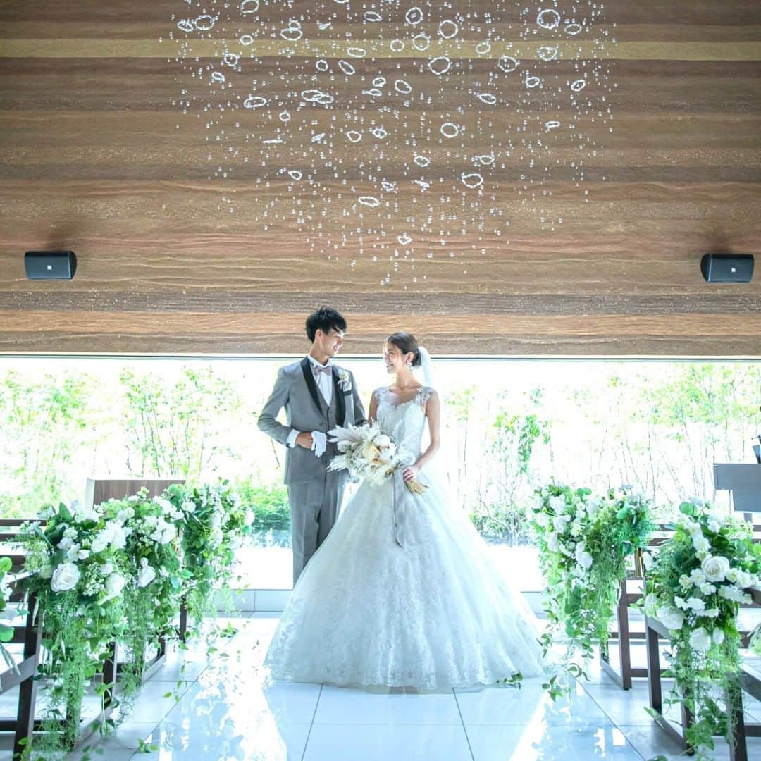 Wedding Park 公式のインスタグラム：「💐TODAY’s PICK UP ハナレポ💐  こんばんは！ ウエディングパークのハナレポ編集部です💁‍♀️  今日のピックアップは、 saさまのハナレポ👰  コロナ禍の結婚式、 しっかりとした対策で無事に執り行えたようです♡  演出は最小限にしてフリーの時間を増やし、 ゲストの皆さまと ゆっくり過ごすことができたとのこと！ イメージ通りだという高砂や ウエディングケーキも素敵ですね✨  ＜この式場を決めたポイント＞ 2020年8月にグランドオープンということで、 参列されるかたにもより一層 楽しみにしていただけるのではないかという点、 式場巡りをした中で、 新しい式場は他の式場と比べて 設備等もしっかりとしていたことが決め手  💒この結婚式場を詳しく サンフィレール岡崎（愛知） https://www.weddingpark.net/00001fbd/  💍この結婚式についてもっと詳しく ▼saさまのハナレポ♡ https://www.weddingpark.net/hanarepo/8557/  ーーーーーー #ベストハナレポ にエントリーしよう👑  @weddingpark をフォロー ＋#ベストハナレポ をつけて 投稿してください♡  ベストハナレポに選ばれた花嫁さまは 月末に表彰投稿をさせていただいています♩  たくさんのご参加お待ちしています！  ーーーーーー #プレ花嫁 #式場探し #2020婚 #2021婚 #2020冬婚 #2021春婚 #ちーむ2020 #日本中のプレ花嫁さんと繋がりたい #結婚式 #結婚式準備 #結婚準備 #プロポーズ #ウエパ #ウエディングパーク #ハナレポ #サンフィレール岡崎 ーーーーーー」