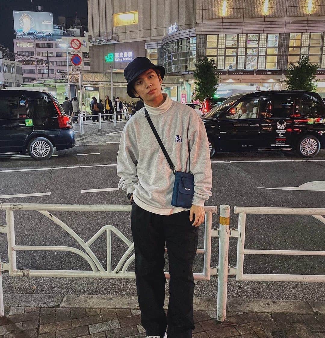 岡田隆之介のインスタグラム：「グレーグレーグレー❗️🐭 だんだんと冷え込んできたと思いきや暖かかったりとまだまだ衣替え難しいです😂 タートルネックはまだ早い？！（笑） . . そして僕が所属してるasapのワンマンが約1ヶ月後に迫ってきました😊 楽しみ！！ほんとに楽しいワンマンになると思うからみんな期待してて❗️ . . . . . .」