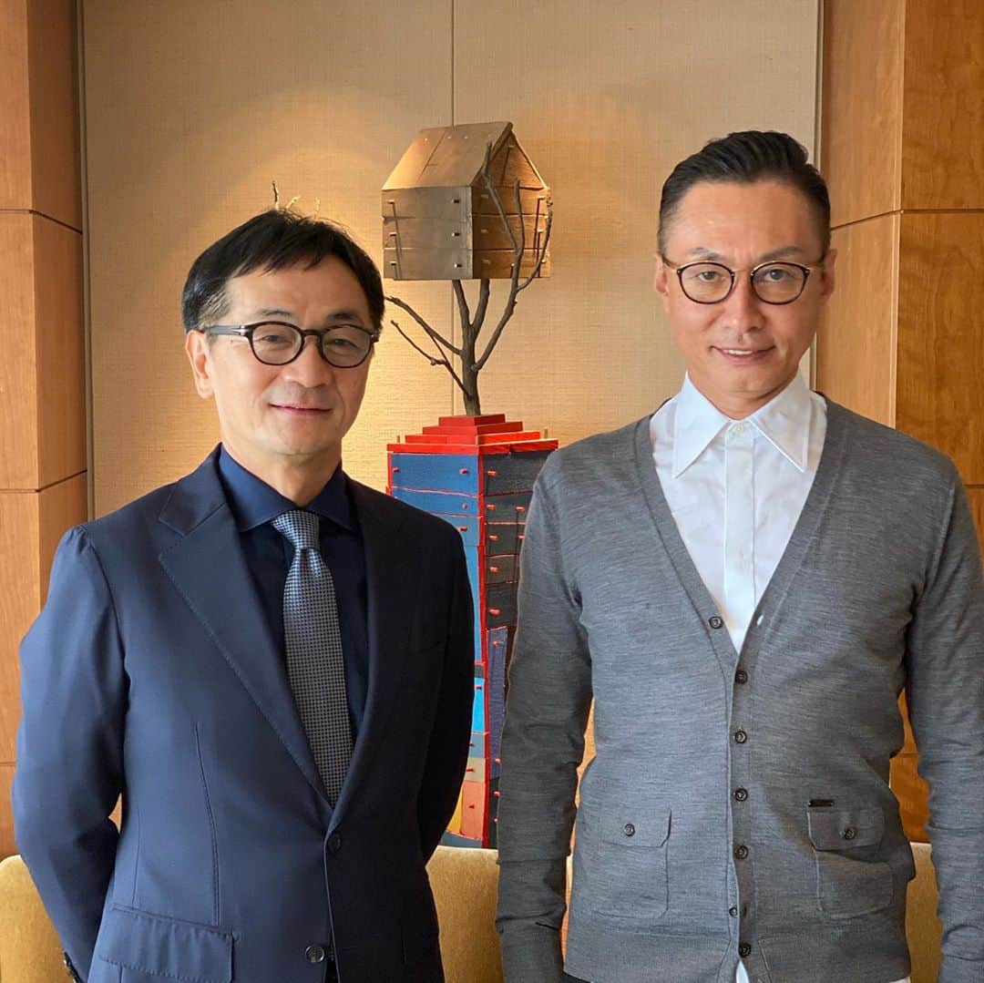 のインスタグラム：「playfully新番組 「異業種のリーダーから学ぼう」 第一回目は日本の眼鏡ブランドナンバーワンの999.9の代表取締役社長の飯村祐一氏をお迎えして収録✨  偶然にも本日WWDでサルバトーレフェラガモとのコラボが発表になったばかり✨✨  13坪の小さな眼鏡屋さんから日本を代表する企業に成長したフォーナイン999.9の秘密をインタビューしました😊 番組はほぼほぼカンブリア宮殿、トップランナー張りです😊 11月の公開予定なので乞うご期待！  これからいろんな企業のリーダーをお招きします！  #フォーナインズ #999.9 #トップランナー #playfully」