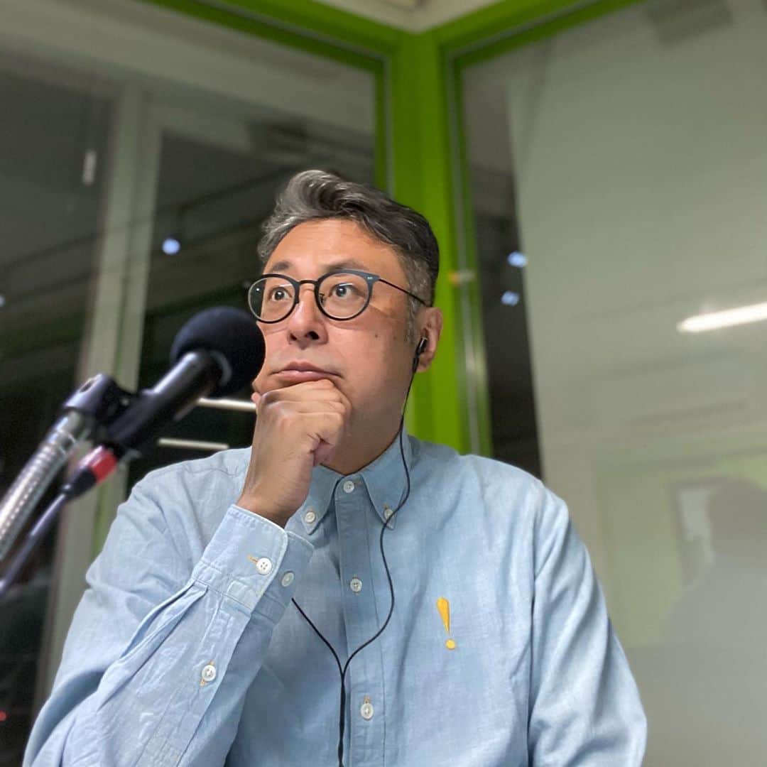 栗田善太郎のインスタグラム：「CROSS FM URBAN DUSK 生放送中〜 写メから20年だってよ。 自撮りも簡単になりましたなぁ、、 このシャツも20年は着てるよ。」
