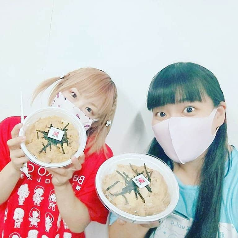 マドレーヌさんのインスタグラム写真 - (マドレーヌInstagram)「With Ms.SATSUKI TOTORO♡  #トトロさつき 選手と♡ #やぶ砂 様の差入れ親子丼をいただきました  うれしうれし！」10月28日 18時38分 - madeline_prowrestling