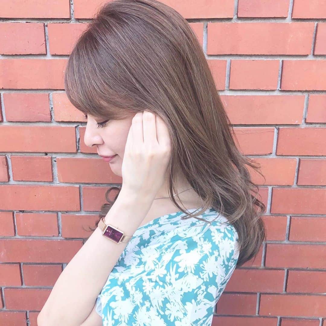 菊池かなこのインスタグラム：「"洗うだけの髪のプロテイン" ヘアザプロテインを使ってみました🧴 . 油断するとすぐパサパサの髪になるのが悩み😢 ヘアザプロテインは 空洞化によって細くなってしまった髪を 髪と同じ成分のプロテインで補修するという新発想💡 . 実際に使用してみると、 "プロテイン"という名前の通り 筋トレ後にプロテインを摂取したように 髪の毛にボリュームが出た感覚を実感💆‍♀️ . 継続すると健康な髪の毛になりそう！ . . ୨୧┈┈┈┈┈┈┈┈┈┈┈┈┈┈┈┈┈୨୧ @hair_the_protein #へアザプロテイン #hairtheprotein #ヘアケア #プロテイン女子 #ヘアプロテイン #美髪トレ #pr」