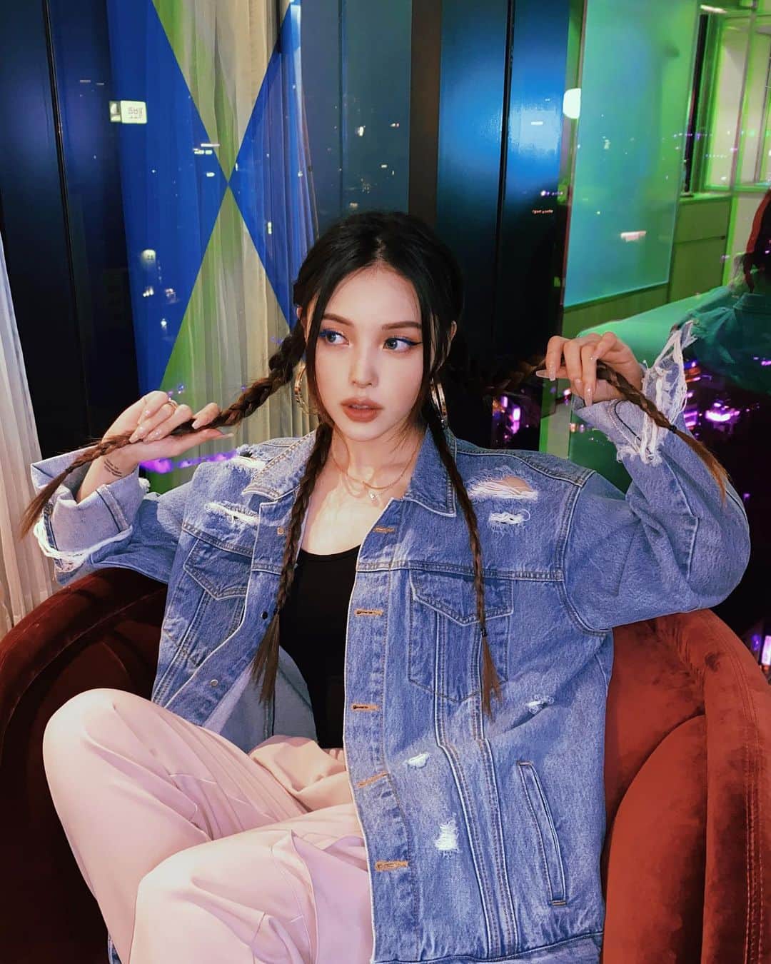 ポニーのインスタグラム：「⠀  💜 퍼프 수령 방법 안내 💜 퍼프 이벤트에 정말 많은 분들이 참여해 주셨어요!🥺 살펴보니 만두퍼프와 젤리퍼프의 선호도가 둘 다 막상막하더라고요.  여러분들의 소중한 댓글을 하나씩 살펴보며 소통하다니🥰 이 감동을 담아 선물 수령 방법에 대해 알려드립니다!  1⃣ @mybitti 계정 접속 후 팔로우 2️⃣ @mybitti 피드 내 퍼프 수령 방법 확인 및 신청서 작성 3️⃣ 11월 1일 11:59까지 제품 수령 신청서 DM으로 전송  더 자세한 내용은 @mybitti 계정을 통해 안내드리고 있으니 확인 부탁드립니다!」