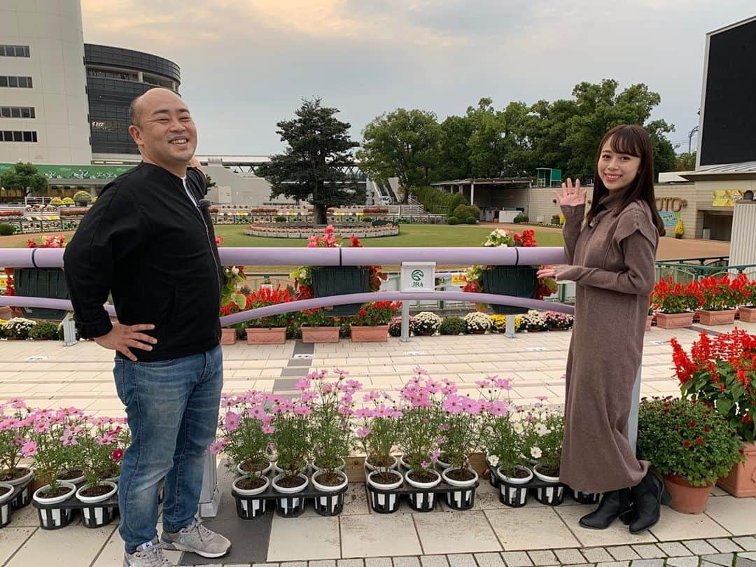 國嶋絢香さんのインスタグラム写真 - (國嶋絢香Instagram)「トレまる in京都競馬場 嬉しすぎた！幸せすぎた！最高でした！！！ . 今回の開催期間中に来れるなんて思ってもなかったから、競馬の開催日では無いものの今の京都競馬場をたっぷりと堪能させて頂きました🤤✨ 2枚目の林さんの笑顔がそれを物語ってる🤣笑 . もちろん天皇賞(秋)の内容もたっぷりでお届けしますので、今週のトレまるもお楽しみに🏇💓 . . #今週が終われば次の京都開催は2023年 #2023年となるとまさかの30歳 #何してるかな #変わらず競馬を楽しめてたらいいな #幸せな1日でした #今週も競馬を楽しみましょう！」10月28日 18時50分 - ayakakunishima