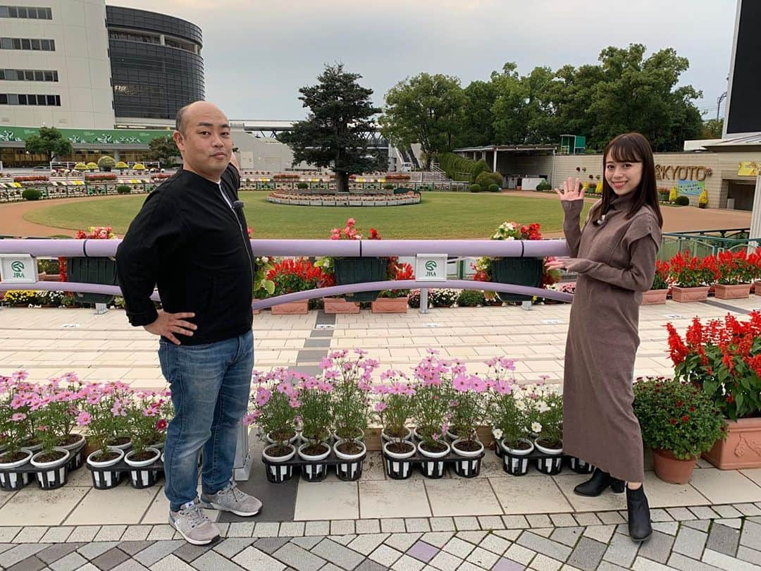 國嶋絢香さんのインスタグラム写真 - (國嶋絢香Instagram)「トレまる in京都競馬場 嬉しすぎた！幸せすぎた！最高でした！！！ . 今回の開催期間中に来れるなんて思ってもなかったから、競馬の開催日では無いものの今の京都競馬場をたっぷりと堪能させて頂きました🤤✨ 2枚目の林さんの笑顔がそれを物語ってる🤣笑 . もちろん天皇賞(秋)の内容もたっぷりでお届けしますので、今週のトレまるもお楽しみに🏇💓 . . #今週が終われば次の京都開催は2023年 #2023年となるとまさかの30歳 #何してるかな #変わらず競馬を楽しめてたらいいな #幸せな1日でした #今週も競馬を楽しみましょう！」10月28日 18時50分 - ayakakunishima