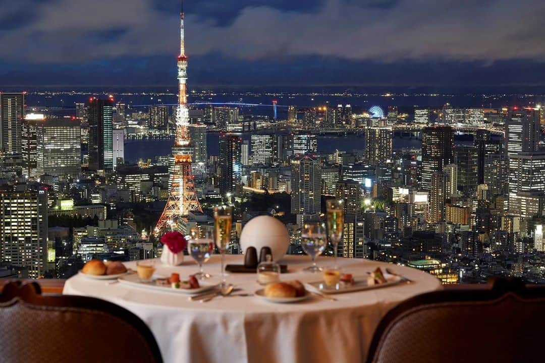 The Ritz-Carlton, Tokyoさんのインスタグラム写真 - (The Ritz-Carlton, TokyoInstagram)「ザ・リッツ・カールトン東京では、夕食と朝食の2食が付いたダイニングパッケージをご用意いたしました😋✨ 贅沢なコース料理をプライベートなお部屋で、都内の眺望と共に楽しむ夕食は、非日常感を味わわせてくれます🌃 館内で贅沢なおこもりステイをしてみては？💜  Take a break and let someone else do the cooking!🥣 Our new accommodation package includes not only breakfast but also a special course dinner🍽🥂 Savor this delicious meal in your room while soaking up a bird’s eye view of Tokyo🗼 #RitzCarltonTokyo #RCMemories」10月28日 18時50分 - ritzcarltontokyo