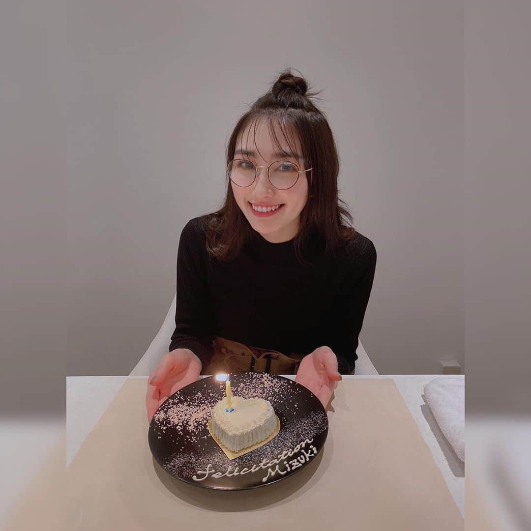 黒田瑞貴のインスタグラム：「ねえさんとご飯🤍 フレンチでハトあるの知ってたけど、食べたことはなくて選べたので挑戦‼︎ 普通に美味しかった😳  他のものも面白いって思いながら食べられる、楽しめるフレンチでした❤️  良いお店知ってしまった🤤  #フレンチ #fashion #ootd #ootdfashion #レストラン　#乃木坂」