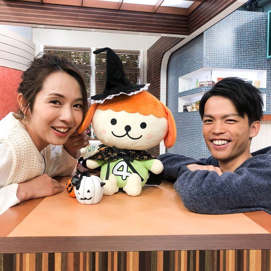 若林翔子さんのインスタグラム写真 - (若林翔子Instagram)「.﻿ .﻿ ﻿ だよんもスタジオもハロウィン感満載🎃﻿ ﻿ ﻿ #ちょっとブレイクタイム　#ミヤテレ﻿ #広報キャラクター　#だよん　#ハロウィン﻿ #衣装　#ヘアメイク　#スタイリスト﻿ #りほちゃん作ヘア　#お団子　#ニット　#ベスト﻿ #秋　#冬　#宮城　#仙台　#タレント　#モデル　#若林翔子」10月28日 18時50分 - shokowakabayashi1685