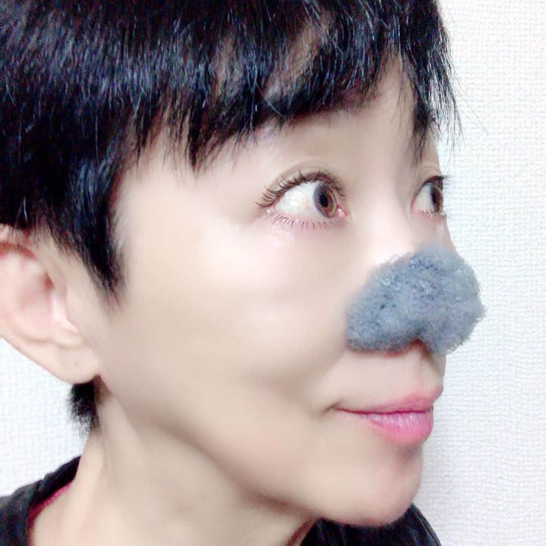 小川知子さんのインスタグラム写真 - (小川知子Instagram)「#バブル　クレイマスク #韓国コスメ #小川知子  寒くなってきたからお肌の乾燥に注意❣️  保湿の前に皮脂の除去。  韓国コスメの炭酸泥マスク＝バブルクレイマスク。  もの凄く泡立って膨らむ❣️ おもしろ〜い😀  これ、かなり気に入った。 パッケージも可愛い😍  クレイで泡立つのって初めて見た。  気持ちが良い！  ネットで何か買った時におまけで入っていて、即注文。  韓国系は何を買っても結構おまけをくれるので楽しいです。」10月28日 18時43分 - tomoko_ogawa_