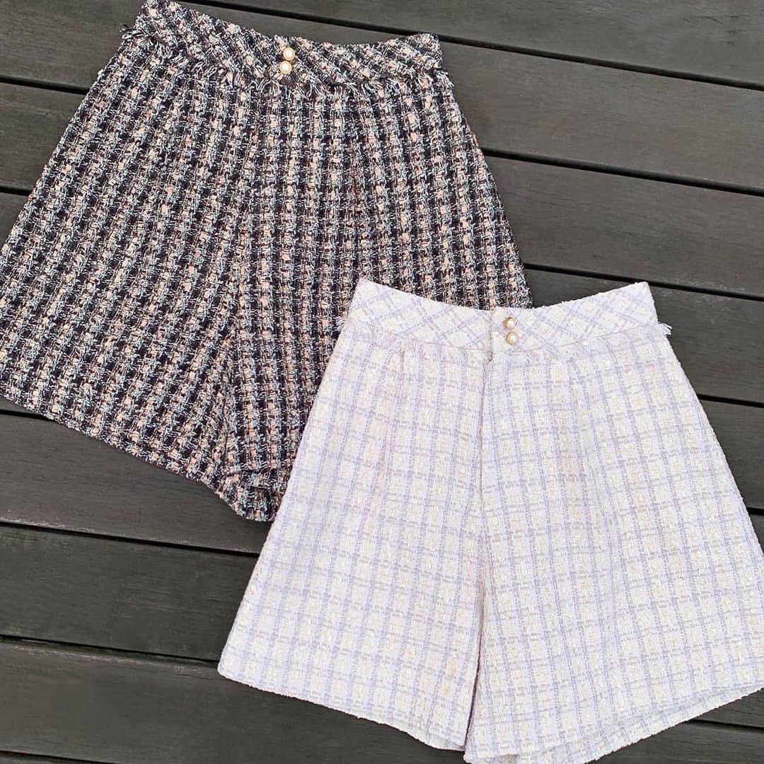 のインスタグラム：「【👗Recommend ITEM👜💕】 たまにははきたいショートパンツ✨ ツイード素材なら子供っぽくならず 大人可愛く着られます😉❤️  タック入りで程良いボリュームとゆとりがあり 裾のフレア感が脚を綺麗にみせてくれる1枚😆🎶  ウエストは後ろがゴム仕様になっているので 着心地も◎💕 フロントの飾りボタンがアクセントになるので トップスインもおすすめです🎀  ニーハイブーツとも相性抜群❣️  👉スワイプして ルミネ池袋店 なみみ（157cm） 広島パルコ店 りっちゃん（158cm） の着こなしもCHECK😘❤️ ———————————————————— ♦️ツイードショートパンツ￥8,900+tax #31sdm品番040050 カラー(オフホワイト/ダークブラウン) サイズ（36/38） ———————————————————— 入荷予定日や在庫は、店舗により異なります❕ また、予告なく入荷日が変更となる場合がございますのでご了承ください🙇‍♀ 店舗では、入荷連絡も承っておりますので スタッフまでお声掛けください☺️💕 #31Sonsdemode #31sdm #31sdm_outfit #fashion #coordinate #trend #feminin #sweet #tweed #pants #shortpants #recommend #recommended  #トランテアンソンドゥモード #トランテアン #コーディネート #トレンド #フェミニン #大人気 #新作 #映え #大人可愛い #おうち #パンツ #ショートパンツ #ツイード #ショーパン #オススメ #たまには」