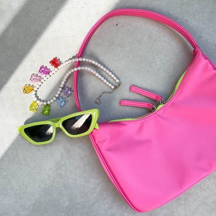 のインスタグラム：「Sweet like candy 🍬 Our Tony sunglasses in Lime! Who wants some sugar? ⁣ ⁣ 📸 by @sasarisa0110  #komono #komonosunglasses #sunglasseslover #obeyxkomono」