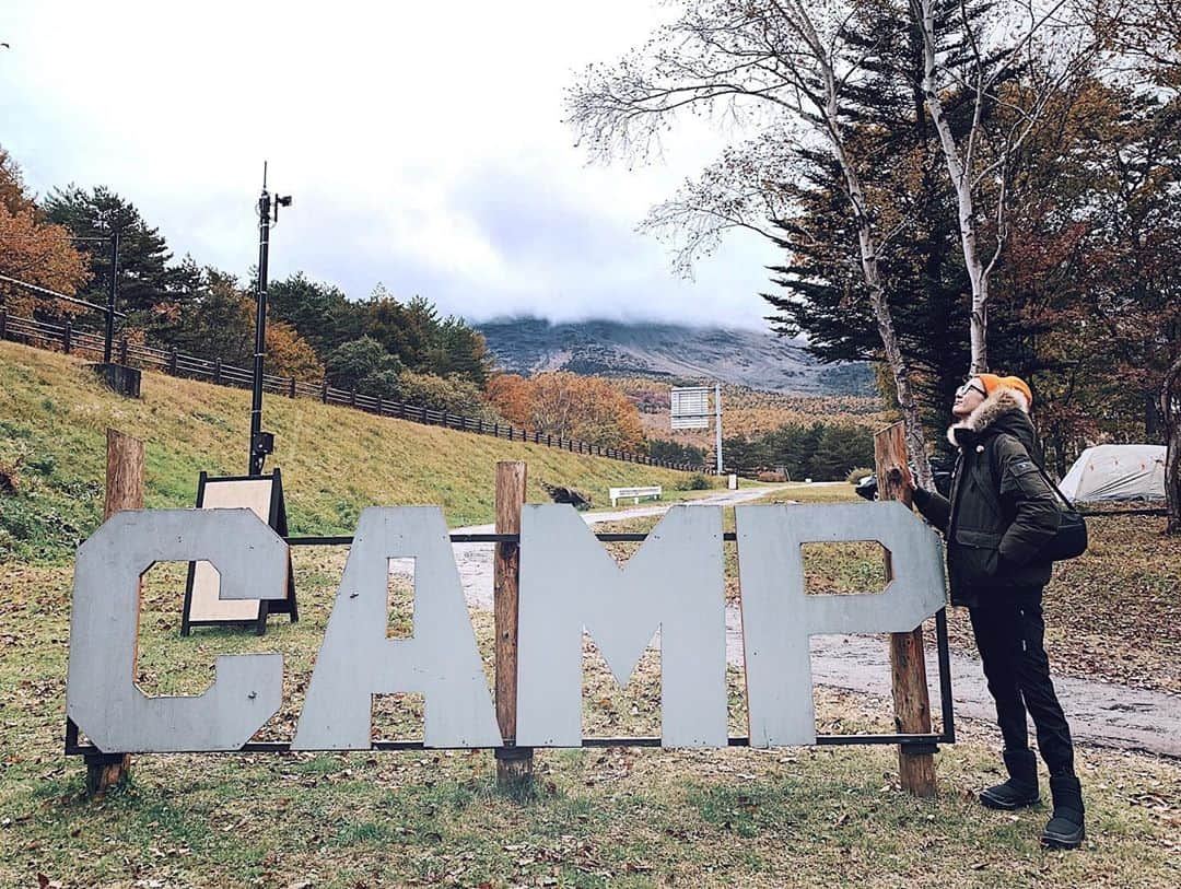 國保美貴のインスタグラム：「Camp日記🏕  📍ASAMA Park Field  人生2度目のキャンプはまたもや途中から雨...そして雹...🌨 気温0度という極寒でした。 ストーブ、湯たんぽ持っていってよかった〜！！ 一足早く真冬を体験してきた❄️  今回は豚汁がとてもおいしく冷え切った体にしみたなぁ🤤  星空楽しみにしてたのに夕方から夜にかけての雨で残念... 夜寝る前にトイレに行こうと思ったら...満点の星空！😳⭐️ 流れ星も何個も見れて、嬉しかったなぁ〜❤︎ 最後の写真真っ暗じゃないよ！笑 暗闇でディスプレイ最大に明るくしてよく見てね。笑  そして朝起きたら昨日は見えなかった浅間山がぱっかーん！！！ これまた嬉しかったなぁ〜❤︎  そんなこんなでまた楽しい思い出が増えました❤️  キャンプ場のキコちゃん🐕も最高にかわいかった❤️  #おわかりいただけただろうか  #2枚目の浅間山に顔が見えるのを  . . #camp #camping #outdoors #outdoor #outdoorlife #キャンプ　#キャンプコーデ　#キャンプ女子  #浅間山　#浅間パークフィールド　#asamaparkfield #冬キャンプ　#ファミリーキャンプ #ワークマン　#ワークマン女子」