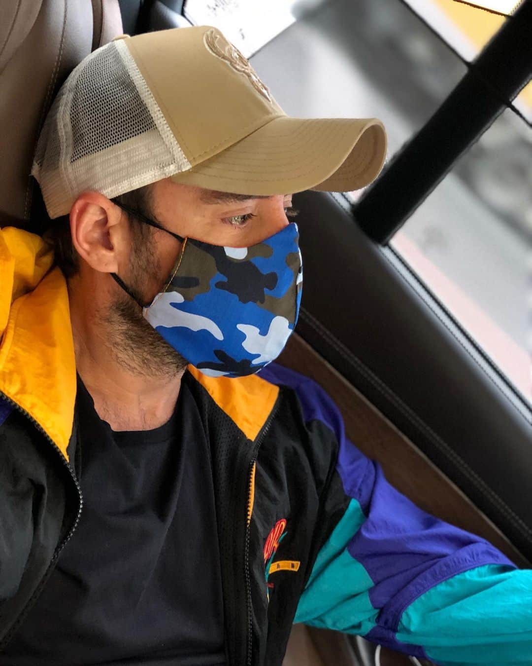 muratdalkilicのインスタグラム：「Uzun zaman oldu... Silifkeye gidiyoruz, konser vermeye... Meğer ne kadar değerliymiş bizim için. İnsanın rutininde olunca farkına varmıyo. Ama elinden alındığı an sanki vücudundaki bütün kemiklerin kırılmış gibi hissediyomuşsun... Bugün alçılarım yeni çıkmış gibi heyecanlıyım.  LONG LIVE MUSIC! 🖤」