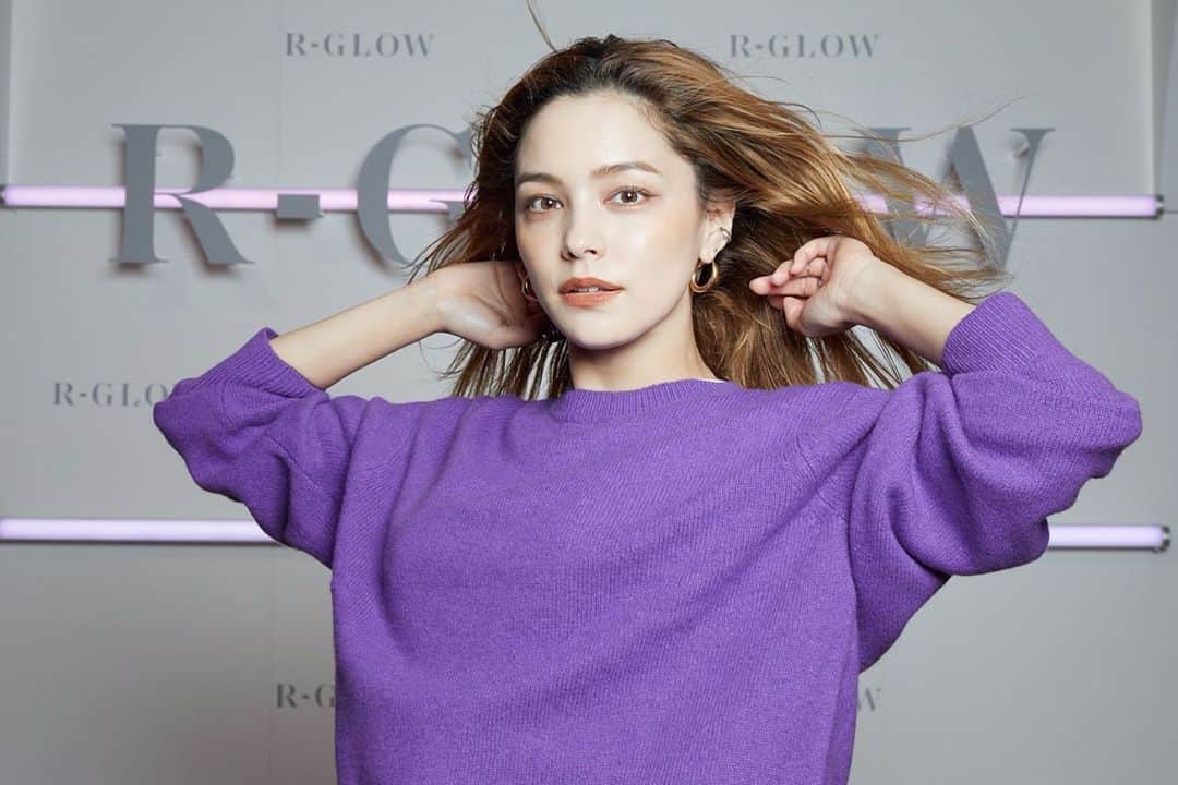 ステファニーのインスタグラム：「💟 R GLOWさんのローンチイベント。 艶にもカラーキープにも良いシャンプーは11月上旬発売！  写真はレスリー♡ 出逢ったのは高校生の時だったなぁ。 久しぶりに写真を撮ってもらえて嬉しかった！ Thank you @lesliekeesuper ♡ #love #photography #rglow」