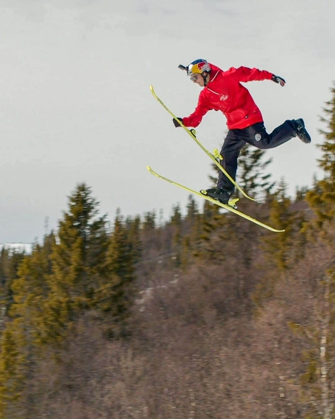 レッドブルのインスタグラム：「aspiration level: @jespertjader 🔥  🎥: @marcus_ahlstrom #redbull #givesyouwings #ski #skiing #winter」