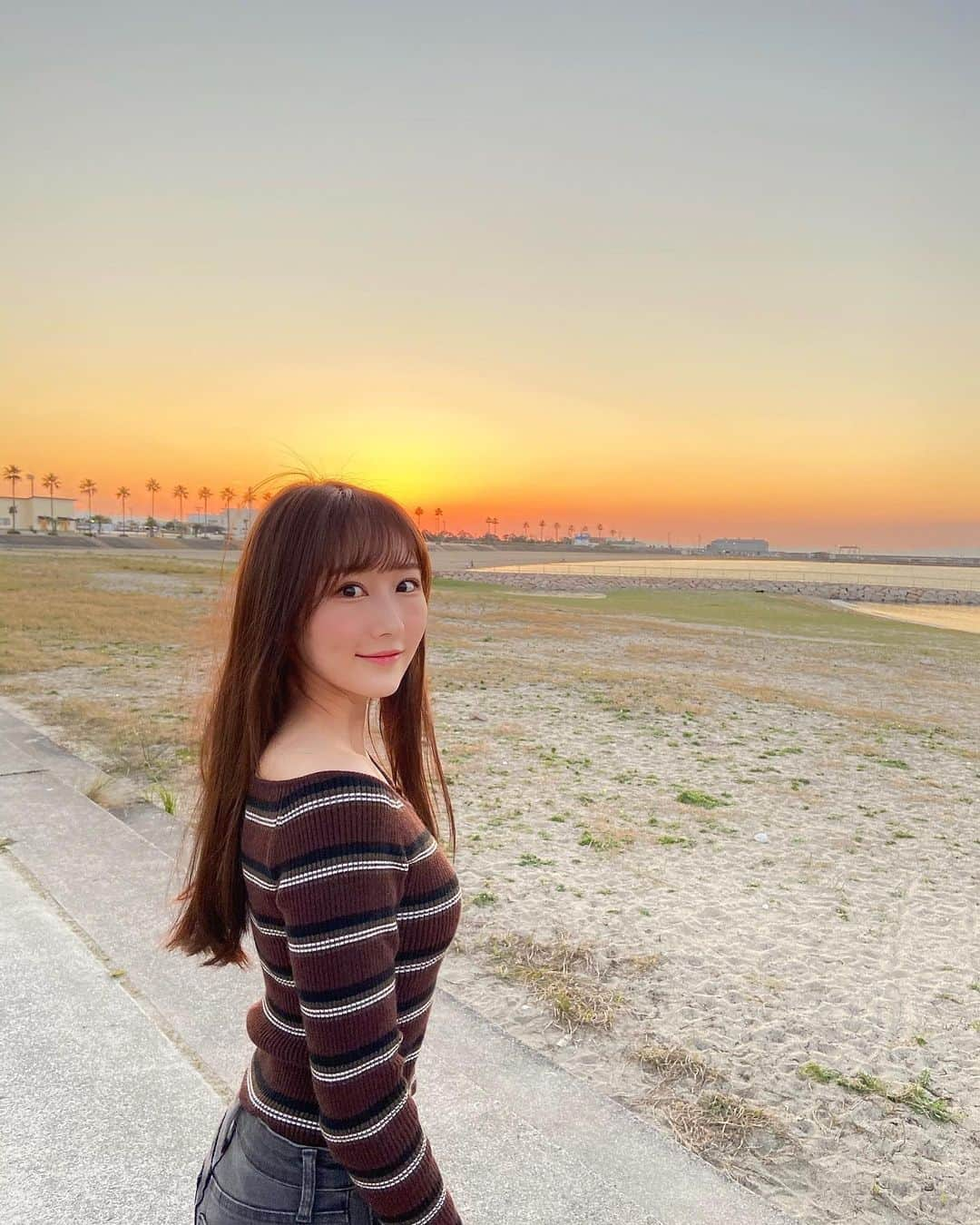 矢倉楓子さんのインスタグラム写真 - (矢倉楓子Instagram)「綺麗な夕焼け✨🌄﻿ ﻿ 日が暮れるのを眺めながら散歩。少し肌寒いけど幸せ☺️  #夕焼け  #sunset」10月28日 18時53分 - fufu_ice