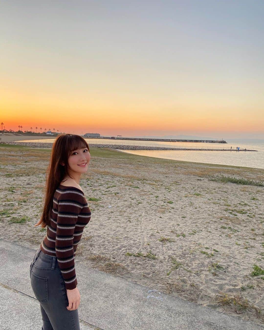 矢倉楓子さんのインスタグラム写真 - (矢倉楓子Instagram)「綺麗な夕焼け✨🌄﻿ ﻿ 日が暮れるのを眺めながら散歩。少し肌寒いけど幸せ☺️  #夕焼け  #sunset」10月28日 18時53分 - fufu_ice