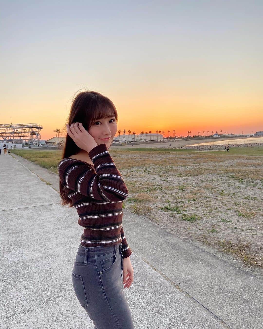 矢倉楓子さんのインスタグラム写真 - (矢倉楓子Instagram)「綺麗な夕焼け✨🌄﻿ ﻿ 日が暮れるのを眺めながら散歩。少し肌寒いけど幸せ☺️  #夕焼け  #sunset」10月28日 18時53分 - fufu_ice