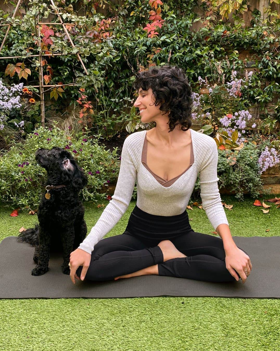 MANGOさんのインスタグラム写真 - (MANGOInstagram)「The Wellbeing Community • We’re happy to count on our Mango Girl and wellness devotee @yasminsewell as the host of The Wellbeing Talks. Join her and @heatherlilleston from @yogaforbadpeople this Friday 30 October at 6 pm GMT＋1 via our Live Instagram to discover more about yoga and wellness.⁣ You can leave questions for them via IG Stories!  #MangoLifestyle #MangoGirls」10月28日 18時54分 - mango