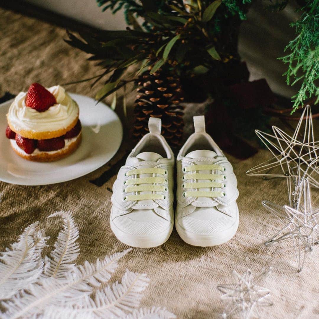 Hanako公式さんのインスタグラム写真 - (Hanako公式Instagram)「クリスマスを祝うフライポニー（ @flyponyjapan ）のベビー＆キッズシューズ🎅🎄﻿  ﻿ 今年7月に第二子を出産したばかりのフラワーアーティスト・前田有紀さん( @yukimaeda0117 )。子供靴を選ぶ基準は「歩きやすそうで、かわいいもの」だという。ハイクオリティな〈FLYPONY〉はまさにぴったりのブランドだ。ホワイトクリスマスを連想させるアレンジで、楽しい世界を提案。シックで大人っぽいリースも、デザイン性のあるベビーシューズに似合う。「家族4人で初めてのクリスマスが楽しみです」﻿ ﻿ #Hanako #Hanako_magazine﻿ #キッズシューズ#子供靴#ファーストシューズ #スニーカーコーデ#スニーカー好き#親子コーデ #ベビーシューズ#親子ファッション #Flypony #フライポニー #flyponyjp #楽天Flypony店舗 #Flypony表参道 #お洒落なキッズシューズ #PR #photoby_NaokoUchida」10月28日 18時57分 - hanako_magazine