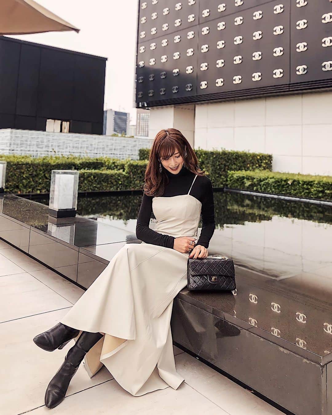 l.lily1013さんのインスタグラム写真 - (l.lily1013Instagram)「𝐵𝑒𝑖𝑔𝑒 𝑎𝑙𝑎𝑖𝑛 𝑑𝑢𝑐𝑎𝑠𝑠𝑒 𝑇𝑜𝑘𝑦𝑜. ♛︎ 行ってみたかったCHANELのレストラン。  @ucmsan1205  @shizuka.watanabe  といってきたよー😊✨  頑張ってる自分たちへのご褒美ランチでした✨ 美味しかったしホスピタリティも行き届いていて、幸せ〜😋✨ 食事の後にテラス席に行ってみたら、 コーヒーを頼めたのでゆっくりできた❤ (事前予約はいっぱいだったので日によるかもです💦)  エレベーターのボタンや壁のちょっとしたとこに CHANELマーク入っていて、テンションあがったよ❤ また行きたい！！ ・ ・ tops @lagunamoon_com  onepiece @zara  shose @elin_official_jp  bag @chanelofficial  ・ ・ #モノトーンコーデ #きれいめカジュアル#きれいめコーデ#カジュアルコーデ#大人コーデ #ママコーデ#大人カジュアル #30代ファッション #30代コーデ #デートコーデ #カフェ巡り #afternoontea #ザラ #ザラジョ #ザラコーデ#lagunamoon #elin #chanel #chanelbag #locari」10月28日 19時07分 - l.lily1013
