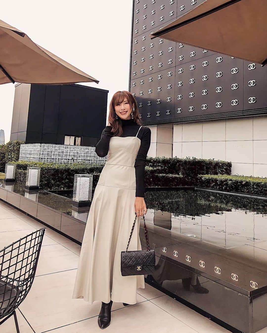 l.lily1013さんのインスタグラム写真 - (l.lily1013Instagram)「𝐵𝑒𝑖𝑔𝑒 𝑎𝑙𝑎𝑖𝑛 𝑑𝑢𝑐𝑎𝑠𝑠𝑒 𝑇𝑜𝑘𝑦𝑜. ♛︎ 行ってみたかったCHANELのレストラン。  @ucmsan1205  @shizuka.watanabe  といってきたよー😊✨  頑張ってる自分たちへのご褒美ランチでした✨ 美味しかったしホスピタリティも行き届いていて、幸せ〜😋✨ 食事の後にテラス席に行ってみたら、 コーヒーを頼めたのでゆっくりできた❤ (事前予約はいっぱいだったので日によるかもです💦)  エレベーターのボタンや壁のちょっとしたとこに CHANELマーク入っていて、テンションあがったよ❤ また行きたい！！ ・ ・ tops @lagunamoon_com  onepiece @zara  shose @elin_official_jp  bag @chanelofficial  ・ ・ #モノトーンコーデ #きれいめカジュアル#きれいめコーデ#カジュアルコーデ#大人コーデ #ママコーデ#大人カジュアル #30代ファッション #30代コーデ #デートコーデ #カフェ巡り #afternoontea #ザラ #ザラジョ #ザラコーデ#lagunamoon #elin #chanel #chanelbag #locari」10月28日 19時07分 - l.lily1013