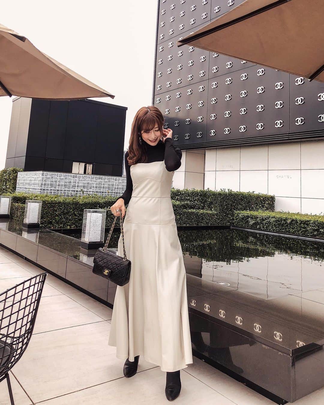 l.lily1013さんのインスタグラム写真 - (l.lily1013Instagram)「𝐵𝑒𝑖𝑔𝑒 𝑎𝑙𝑎𝑖𝑛 𝑑𝑢𝑐𝑎𝑠𝑠𝑒 𝑇𝑜𝑘𝑦𝑜. ♛︎ 行ってみたかったCHANELのレストラン。  @ucmsan1205  @shizuka.watanabe  といってきたよー😊✨  頑張ってる自分たちへのご褒美ランチでした✨ 美味しかったしホスピタリティも行き届いていて、幸せ〜😋✨ 食事の後にテラス席に行ってみたら、 コーヒーを頼めたのでゆっくりできた❤ (事前予約はいっぱいだったので日によるかもです💦)  エレベーターのボタンや壁のちょっとしたとこに CHANELマーク入っていて、テンションあがったよ❤ また行きたい！！ ・ ・ tops @lagunamoon_com  onepiece @zara  shose @elin_official_jp  bag @chanelofficial  ・ ・ #モノトーンコーデ #きれいめカジュアル#きれいめコーデ#カジュアルコーデ#大人コーデ #ママコーデ#大人カジュアル #30代ファッション #30代コーデ #デートコーデ #カフェ巡り #afternoontea #ザラ #ザラジョ #ザラコーデ#lagunamoon #elin #chanel #chanelbag #locari」10月28日 19時07分 - l.lily1013