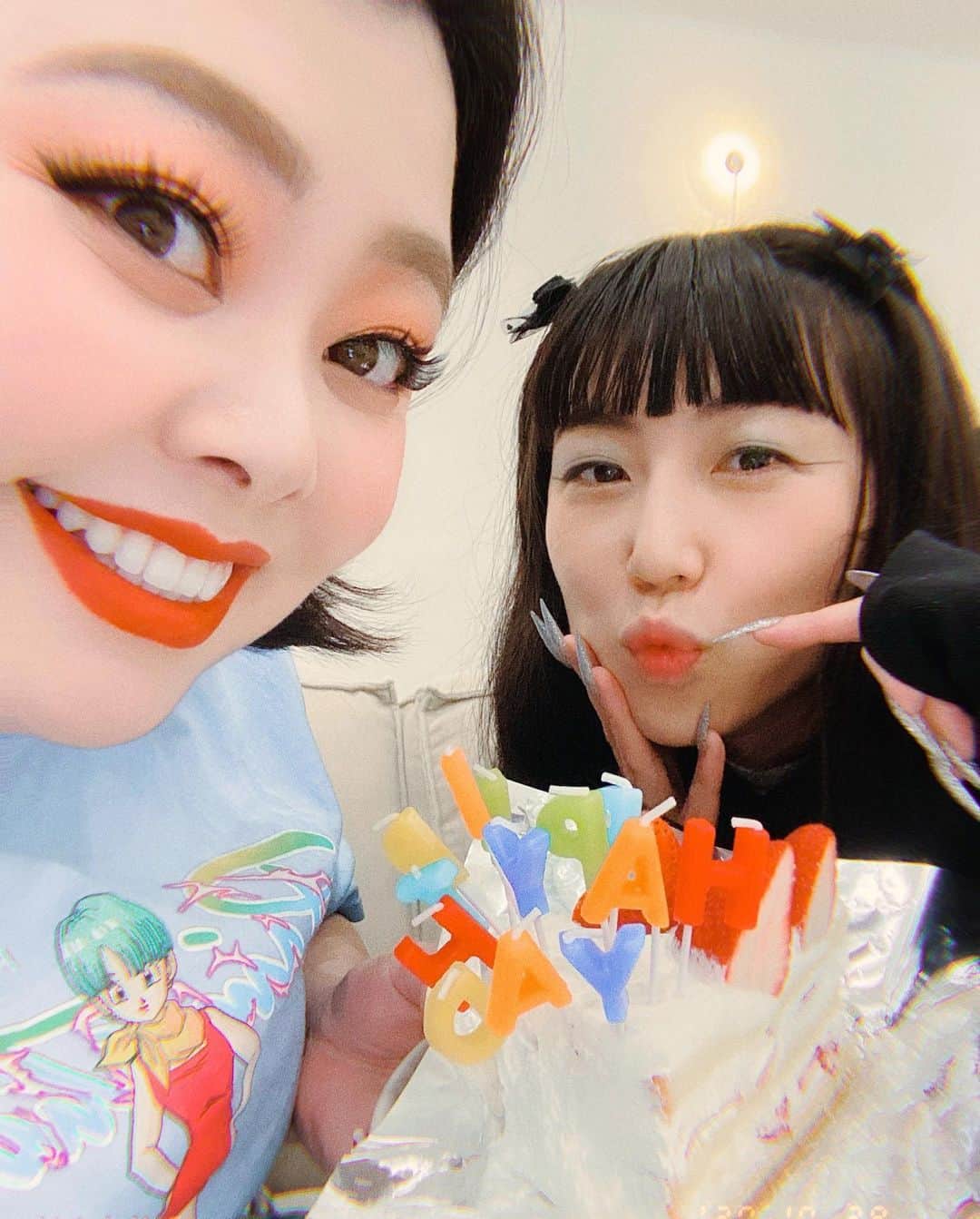 渡辺直美のインスタグラム：「14日間の自己隔離が無事終わりました🌶(謎に作業溜まりまくってたからプラス2日間外出しなかった👁) 励ましのコメント沢山ありがとうございました🙏  そして7ヶ月ぶりに再会した　@nailsbymei 様が素敵なネイル&お誕生日会を開いてくれました😭　 ありがとうございます！！ ケーキに対してのロウソクの量😂  そしてでっけー肉焼いてくれた！！！  まじ出来立ての飯食べるの久々で😭 大興奮した流れで二人でセッションしました🙂 なんで🙂 どうして🙂 今改めて動画みたらなんか鳥肌😂 特に最後のありがとうございましたが😂  一億年ぶりのネイルにもテンアゲ。 動画編集の事忘れてゴリ長にしちゃったから、キーボード打ち辛い👁 なので、いつもの100倍時間が掛かってます🤣 YouTubeの初編集動画の公開が5年後になったらごめんなさい！  Meiさんのお陰で素敵にNew York生活最高のスタートダッシュが決めれました！ありがとうございました🎂  すっかり忘れた英語の勉強しながらお仕事頑張ります😷」