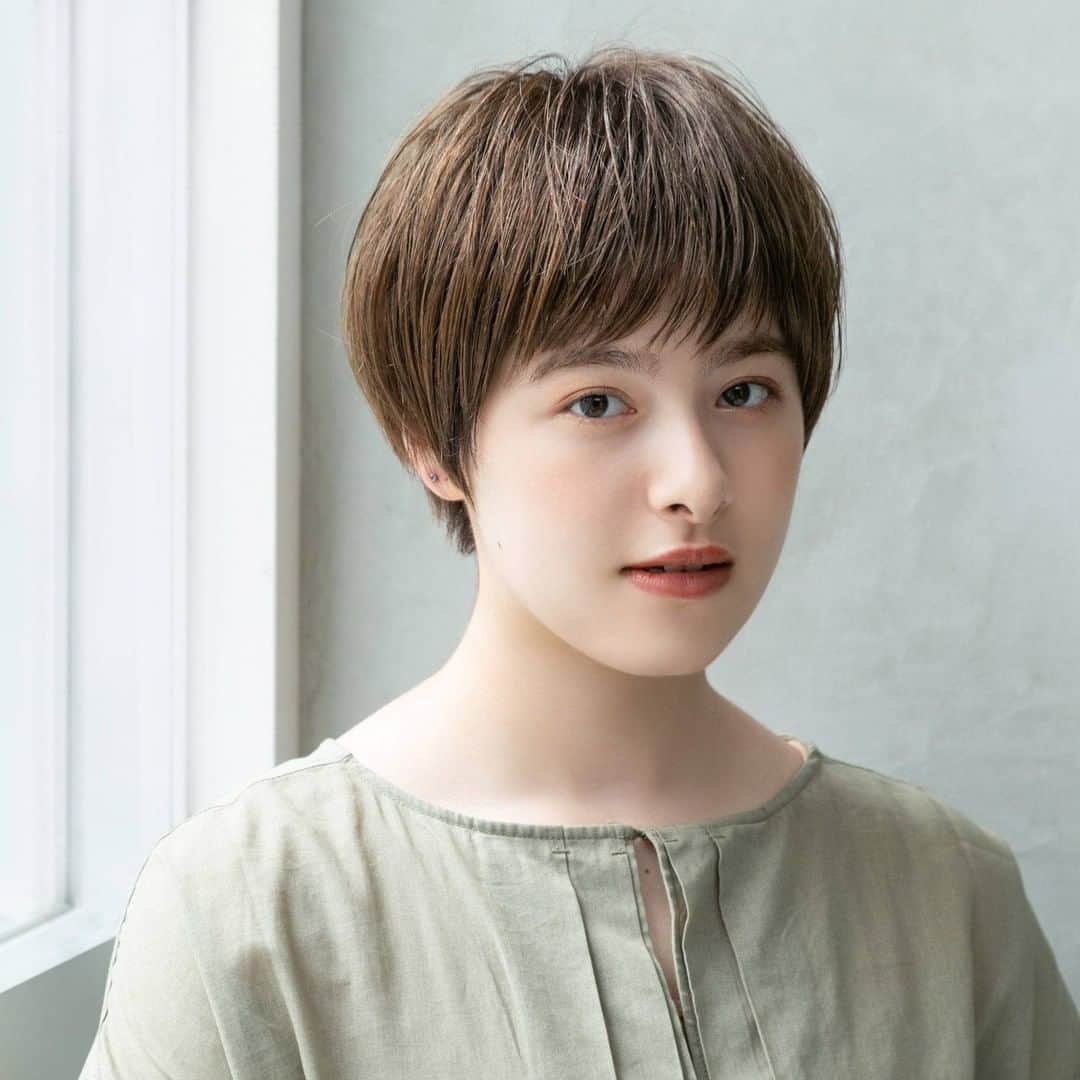 リジョブ さんのインスタグラム写真 - (リジョブ Instagram)「【美容師のカット技術】FILMS 田町.芝浦 榎本大樹さん流『骨格診断で似合わせるマッシュショート』#1・#2 @films_hair  @eno_hair  ここ数年続いているショートブームですが、ショートを得意とするサロンの中でも高い評価を得ているのがFILMS。その決め手となっているのが、カウンセリングで一人一人に行っているという独自の「骨格診断」。スタイリスト全員がそのノウハウを習得することで、より似合うヘアへの落とし込みを徹底しているのだとか。  今回は、FILMSで統括マネージャーとして活躍する榎本大樹さんにインタビュー。前編では自らの経験をもとに後輩へ伝えていきたいこと、骨格診断のメリットやお客様のリアルな声などをお聞きしました。後編では、骨格診断を取り入れたスタイル作りの一連を、榎本大樹さんに教えていただきました💇 ーーーーーーーーーーーーーーーーーーーーーーーー 《統括マネージャー　榎本大樹さん》 茨城県出身。都内2店舗を経験後、FILMSへ。サロン独自の骨格診断を武器に、繊細なカット技術で最高の似合わせヘアを提供。特にショート、ボブのスタイルには定評があり、榎本さんのカットを求めて長年のリピーターも多い。現在は、統括マネージャーとして全店舗の統括・管理および、スタッフへの指導、教育などを行う。 ーーーーーーーーーーーーーーーーーーーーーーーー ※記事は @morerejob のプロフィール欄のリンク先からチェックできます。   #美容師 #美容師アシスタント #スタイリスト #美容師スタイリスト #美容学生 #美容学校生 #就職 #転職 #求人サイト #リジョブ #morerejob #美容院 #サロン内装 #カット #技術 #作り方 #スタイリング #マッシュ #ショート #骨格診断 #トレンド #films #榎本大樹i」10月28日 19時01分 - morerejob