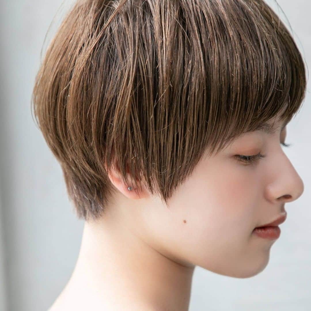 リジョブ さんのインスタグラム写真 - (リジョブ Instagram)「【美容師のカット技術】FILMS 田町.芝浦 榎本大樹さん流『骨格診断で似合わせるマッシュショート』#1・#2 @films_hair  @eno_hair  ここ数年続いているショートブームですが、ショートを得意とするサロンの中でも高い評価を得ているのがFILMS。その決め手となっているのが、カウンセリングで一人一人に行っているという独自の「骨格診断」。スタイリスト全員がそのノウハウを習得することで、より似合うヘアへの落とし込みを徹底しているのだとか。  今回は、FILMSで統括マネージャーとして活躍する榎本大樹さんにインタビュー。前編では自らの経験をもとに後輩へ伝えていきたいこと、骨格診断のメリットやお客様のリアルな声などをお聞きしました。後編では、骨格診断を取り入れたスタイル作りの一連を、榎本大樹さんに教えていただきました💇 ーーーーーーーーーーーーーーーーーーーーーーーー 《統括マネージャー　榎本大樹さん》 茨城県出身。都内2店舗を経験後、FILMSへ。サロン独自の骨格診断を武器に、繊細なカット技術で最高の似合わせヘアを提供。特にショート、ボブのスタイルには定評があり、榎本さんのカットを求めて長年のリピーターも多い。現在は、統括マネージャーとして全店舗の統括・管理および、スタッフへの指導、教育などを行う。 ーーーーーーーーーーーーーーーーーーーーーーーー ※記事は @morerejob のプロフィール欄のリンク先からチェックできます。   #美容師 #美容師アシスタント #スタイリスト #美容師スタイリスト #美容学生 #美容学校生 #就職 #転職 #求人サイト #リジョブ #morerejob #美容院 #サロン内装 #カット #技術 #作り方 #スタイリング #マッシュ #ショート #骨格診断 #トレンド #films #榎本大樹i」10月28日 19時01分 - morerejob