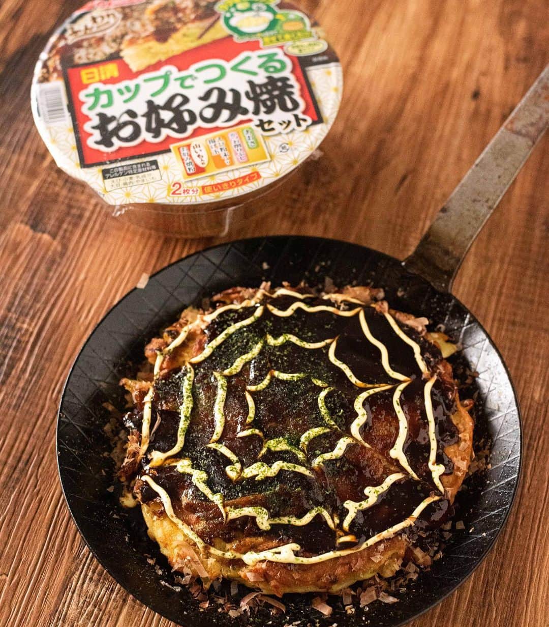 Iguchi Takuto... おうちごはんおじさんさんのインスタグラム写真 - (Iguchi Takuto... おうちごはんおじさんInstagram)「🍳Today’s kitchen﻿ •お好み焼き﻿ 表面はカリッと、中はふわふわ、﻿ めっちゃ美味しいお好み焼き😚﻿ ﻿ 「日清 カップでつくるお好み焼セット」を使って、﻿ お好み焼きを作ったのですが、本当に美味しかった。﻿ しかも、カップで粉を混ぜたりするのが簡潔するので、﻿ 洗い物が減るのも嬉しいポイント。﻿ ﻿ 是非一度お試し下さいね😌﻿ ﻿ 以下、キャンペーンの告知です。﻿ —-﻿ 2020年10月26日～11月7日 カップでつくるお好み焼セットTwitterキャンペーンを実施。﻿ 動画を見て選択肢を選ぶだけで応募可能、抽選で1,000名様にQUOカード1,000円分が当たります。﻿ さらに同時実施で商品購入やこなもん調理投稿でQUOカードが当たるキャンペーン実施中。﻿ （2020年10月26日～2021年1月31日）﻿ —-﻿  「日清 カップでつくるチヂミセット」もあるらしいので、﻿ 今度はチヂミ作ってみよっと😚﻿ ﻿ ﻿ 美味しいで日本を元気に꒰⍨꒱.+*﻿ ﻿ ━…━…━…━…━…━…━…━…━…━﻿ ﻿ ▼.YouTube始めました🍳﻿ 【らくうまチャンネル】と検索して下さい。﻿ 簡単×美味しい料理はもちろん、﻿ <食をエンターテイメントに💐>をテーマに、﻿ 楽しいコンテンツをたくさん投稿していきます！﻿ 是非チャンネル登録お願いします🙇‍♂️﻿ https://www.youtube.com/channel/UCU8N32A-DZ4aGMH1YZ06gYA﻿ ﻿ ▼.料理教室主宰しています🍳(..開講祝1年💐)﻿ Foodies Labo(@foodies_labo)﻿ 簡単×美味しいに拘り、都内で料理教室を開催しています。﻿ 料理初心者•初参加の方•お友達との参加も大歓迎🙆‍♂️🙆‍♀️﻿ まずは気軽にフォローして下さい！﻿ ﻿ ▼.デリバリー専門のレストランを始めました🍴 ﻿ Foodies Tokyo(@foodies_tokyo)﻿ 不定期での営業となりますが、﻿ Uber Eatsに出店しています！﻿ イベントなども都度行っていますので、﻿ 詳しくは、公式アカウントをご覧下さい！﻿ ﻿ ▼.ストーリーズのハイライトをまとめました🎥﻿ 過去にストーリーズで配信した、イベントの様子や、﻿ 企業さまとのお仕事、日々の料理のシーン、﻿ 自身の掲載記事など、アイコン毎にまとめています。﻿ ご興味ある方はご覧下さい！﻿ ﻿ ━…━…━…━…━…━…━…━…━…━﻿ #カップでつくるお好み焼 #PR #日清フーズ  #栄養バランス﻿ #簡単 #便利 #おいしい #こなもんQUOカードプレゼントキャンペーン ﻿ #らくうま飯#らくうま料理#らくうま料理家#らくうま料理研究家#料理家#料理研究家#フードスタイリスト#井口タクト#おうちごはん#おうちごはんおじさん#家庭料理#簡単料理#時短料理#簡単ごはん#料理記録#飯テロ#料理好きな人と繋がりたい #お好み焼き #Foodstylist#ouchigohan_ojisan#japanesefood」10月28日 19時03分 - ouchigohan_ojisan
