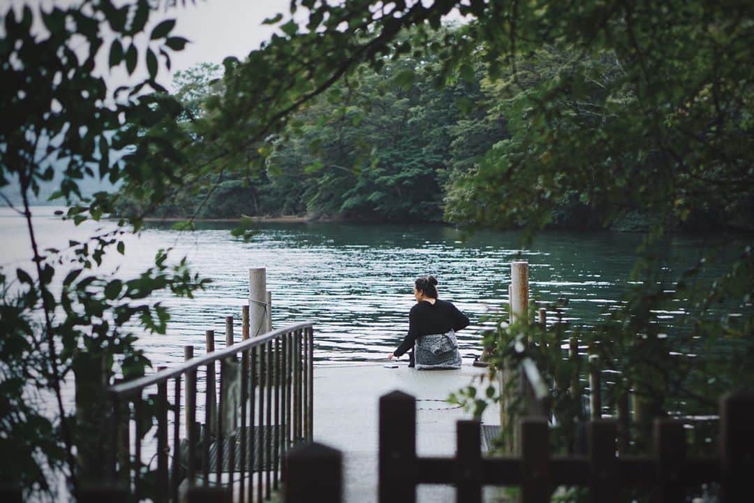 RUBYのインスタグラム：「Ruby’s Secret place 🤫🍃  しばらく休憩いらない！ 12月に向かって最高なバイブスで突っ走る準備は出来てるよ🤙🏽💋💕  #秘密基地 #secretplace  #湖」