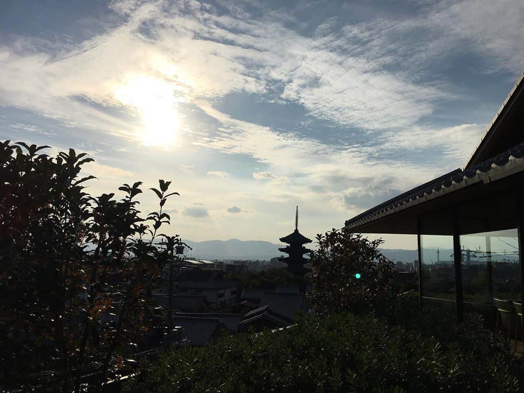 azumiさんのインスタグラム写真 - (azumiInstagram)「先日のビルボードライブ大阪の帰りにお墓参りを兼ねて昨年オープンのパークハイアット京都へ。 去年末、沖縄瀬良垣のハイアットも行ったけど、ここもとても素敵だった〜😍アフタヌーンティーも5種のコースになっていて素晴らしかった（写真はfbかな）。景色も瓦屋根が美しく、五重塔がまたニクい演出をするのですよ。あぁ、また行きたい…。 #パークハイアット京都  #京都 #京都ホテル  #parkhyattkyoto  #写真10枚限度じゃ足らん」10月28日 19時16分 - xx_azumi_xx