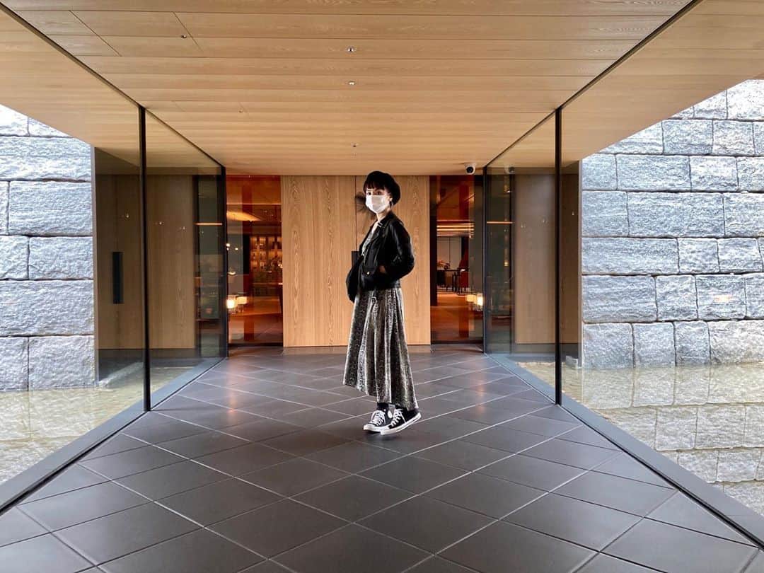 azumiのインスタグラム：「先日のビルボードライブ大阪の帰りにお墓参りを兼ねて昨年オープンのパークハイアット京都へ。 去年末、沖縄瀬良垣のハイアットも行ったけど、ここもとても素敵だった〜😍アフタヌーンティーも5種のコースになっていて素晴らしかった（写真はfbかな）。景色も瓦屋根が美しく、五重塔がまたニクい演出をするのですよ。あぁ、また行きたい…。 #パークハイアット京都  #京都 #京都ホテル  #parkhyattkyoto  #写真10枚限度じゃ足らん」