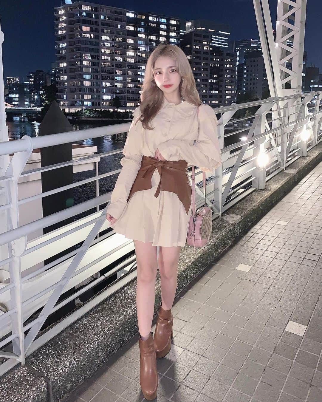 エリンコさんのインスタグラム写真 - (エリンコInstagram)「🌃🌙 . 珍しく夜の写真📸💕 . とっても景色の良い場所でお仕事だったので 帰りにゆっくり眺めて帰りました🥰💕 . 昔ここの近くに住んでたので とっても懐かしい気持ちになったよぉ♡ . ワンピースは @meluce.official のだよ🎀 サイコだけど大丈夫を見てワンピース真似したっ💓 . コムニョンのお洋服が毎回可愛いくて スタイル良くて大好き❤️ . 韓国ドラマはまってていろいろ見てる💞 皆のオススメの韓国ドラマあったら教えてー😍💕 . 靴は @enpunto_official だよ👢 ちょうどベルトと色がマッチした❣️ . #サイコだけど大丈夫 #ファッション #fashion #夜景 #天王洲アイル #东京 #时尚潮流 #可爱的 #えりんコーデ #えりんこヘアアレンジ #韓国ドラマ #韓国ファッション」10月28日 19時16分 - erinko0315