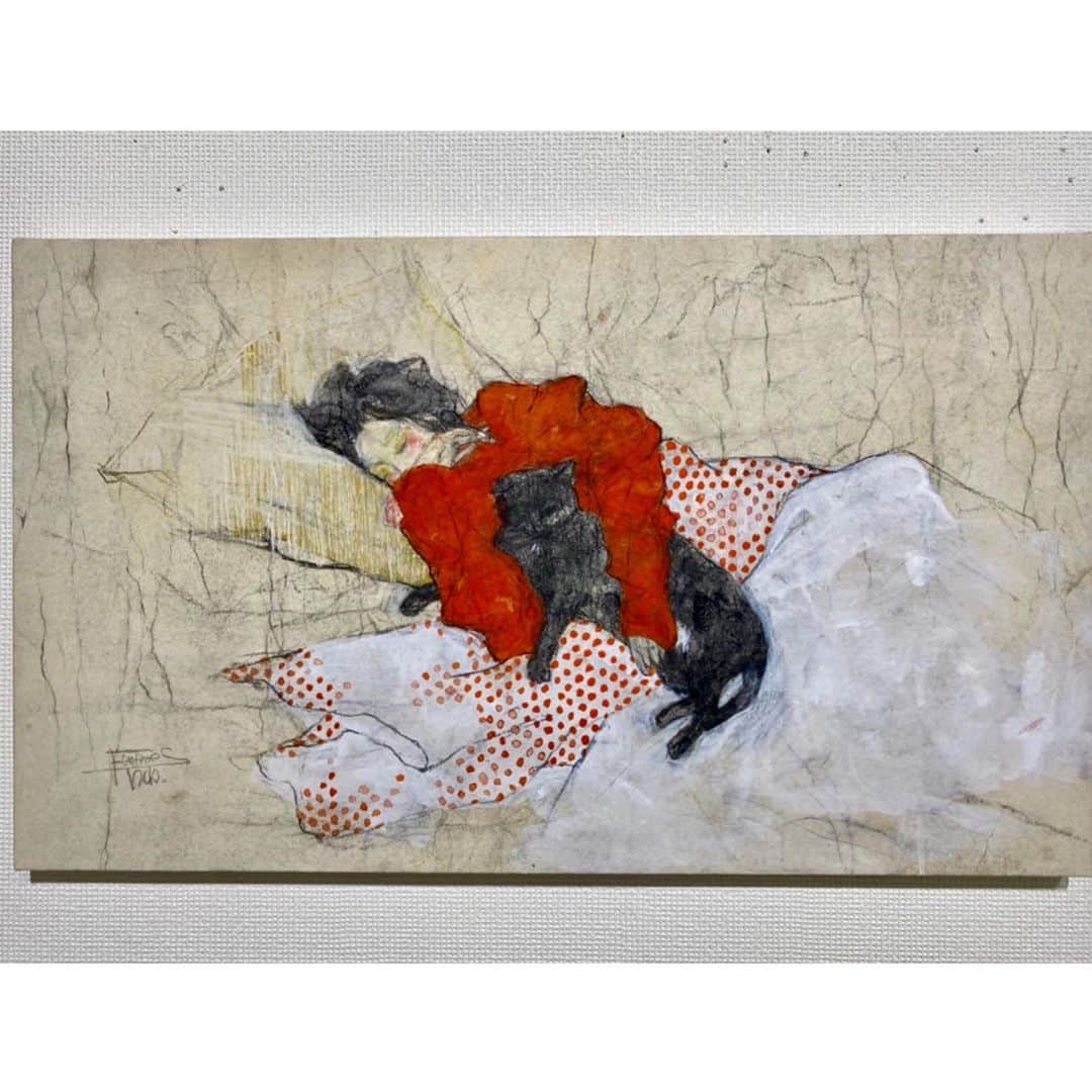 中田絢千のインスタグラム：「サイトウナオコさんの個展『ため息はまろやかなジンジャーエールで』  何気ないけど代えがたい幸せ 言葉にならない愛 こんがらがったものがほどける温もり そういうものでナオコさんの絵は満ち満ちている。  はじめましてのナオコさんは、 どこか、はじめましてじゃないような 描かれた絵たちと同じく、やさしくて、あたたかくて、美しかった。  黒猫がつないでくれたご縁。 ありがとう。#はんさむたろう  （記念写真はナオコさんのほうにアップしてもらっちゃった。よかったら。にやにやしてます。）」
