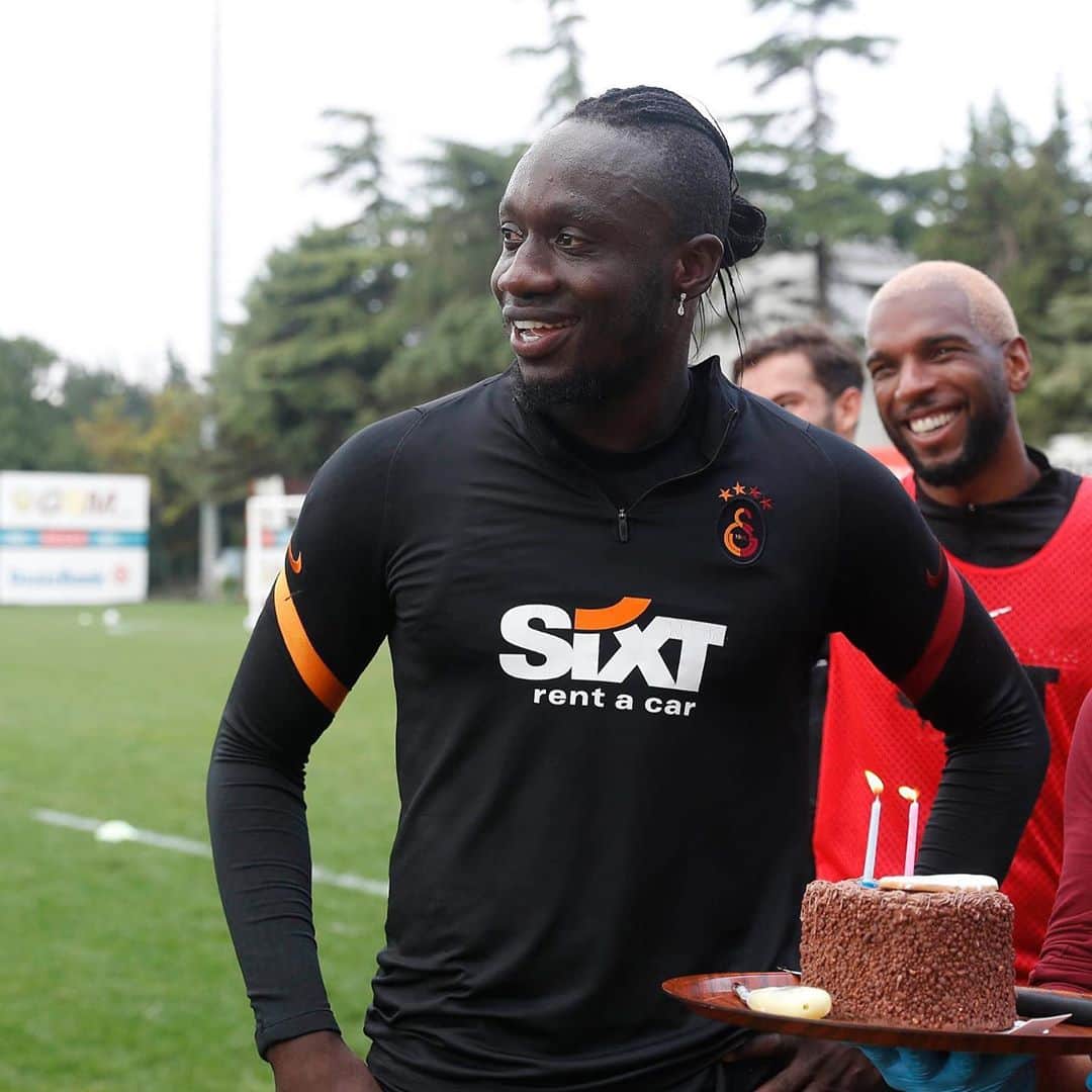 ガラタサライSKさんのインスタグラム写真 - (ガラタサライSKInstagram)「Antrenmanın ardından oyuncumuz Mbaye Diagne’nin doğum günü kutlandı. 🎂」10月28日 19時12分 - galatasaray