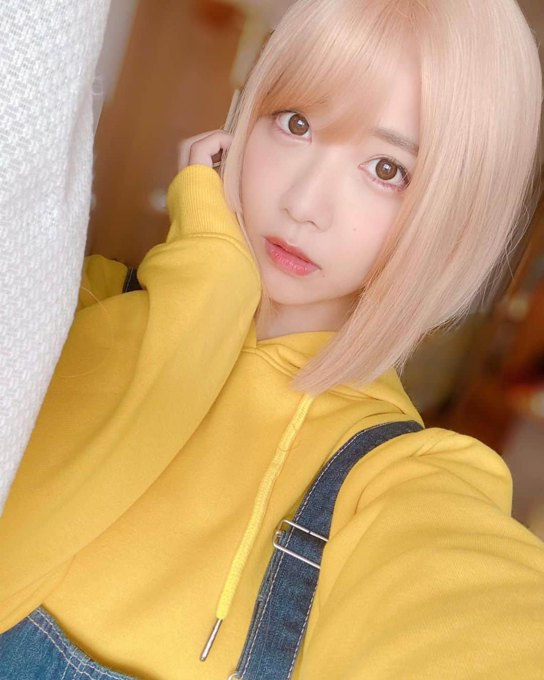 天羽希純のインスタグラム：「きんぱっつー👱‍♀️  #金髪 #金髪ショート #金髪ボブ #イメチェン #ショートヘア #ショートボブ #ボブ #ボブアレンジ #ボブヘアー #ヘアアレンジ #ハロウィン」