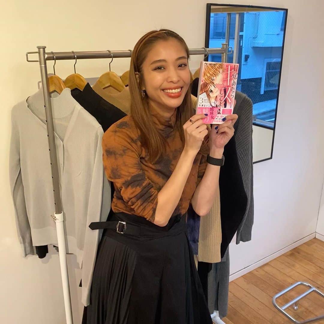 高橋有紀のインスタグラム：「【お知らせ】発売中の今澤まいこ先生の　#目覚めたらキスしてよ 3巻の帯コメントさせて頂きました☺️ 漫画が大好きで育って、キュンとする漫画の帯コメントをさせて頂き光栄です✨ サロンに来てくれて、ヘアやメイクで可愛くなって自信がついて変わっていく皆さまをみて嬉しい感覚と同じ気持ちになりました！ 女の子は恋をすると可愛くなるよね〜自分に自信がないあきらちゃんがメイクで自信をつけて可愛くなっていったり、（三巻とかほんとめちゃ可愛くなってる！）芸能のお話もあったり、2巻ではこんな展開✨となったり、（でも三巻が1番楽しい！）キラキラした高校生活を漫画の中でも楽しんでもらいたいなと思います！ これからの子はそんな高校生活に期待したり、今高校生の子は変わるきっかけになれたり、卒業した大人もドキドキを思い返したり。 是非書店で買ってみてください❤︎ 読んでるって子とかいたらいいな〜4巻も楽しみにしてます！ #高橋有紀」