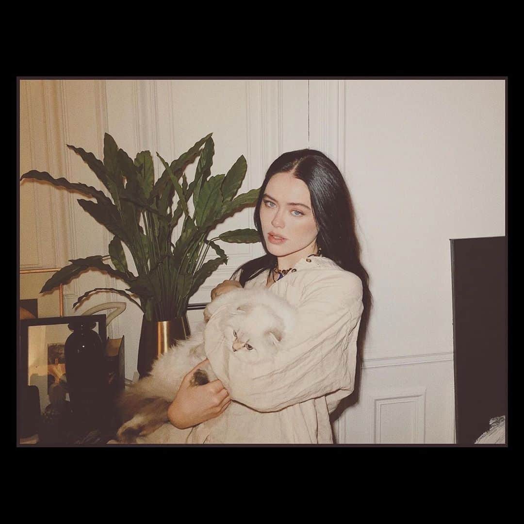 クリスティナ・バザンのインスタグラム：「October 🦂🐈♏️ Honoring this season with love, turning 27, baking plum pies. Life is good.」