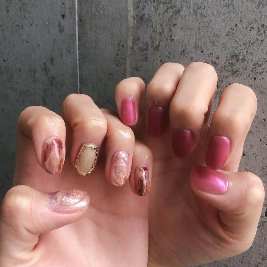 内木志のインスタグラム：「久しぶりのネイル💅💕 可愛いすぎる😍 初めて左右で違うネイルとマットのネイルしてもらいました🥺 @chipieee_nail_yuuki さんありがとうございました♡ #ネイル #マットネイル #秋ネイル #冬ネイル #💅」