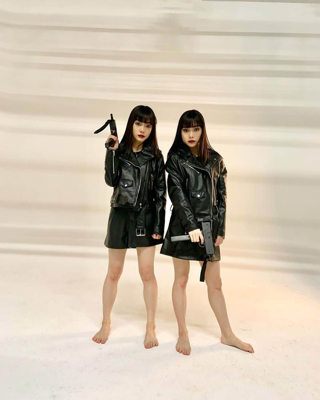 ＹＡＥ【MIO・YAE】のインスタグラム：「アクション映画のビジュアル撮影オフショット✌︎ これから練習や撮影頑張ります☺︎  #MIOYAE#双子#twins#アクション#アクション映画」