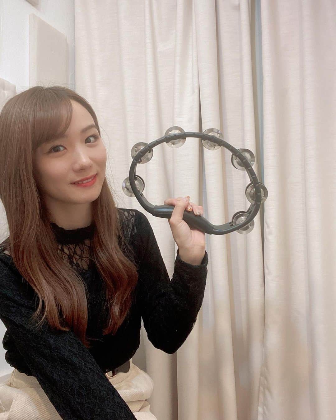 のインスタグラム：「タンバリンの練習✨ 安定したリズムをキープするのが難しい🥺🥺  #あすきょう　#双子　#一卵性双生児 #アイドル　#プ女子　#タンバリン #練習」