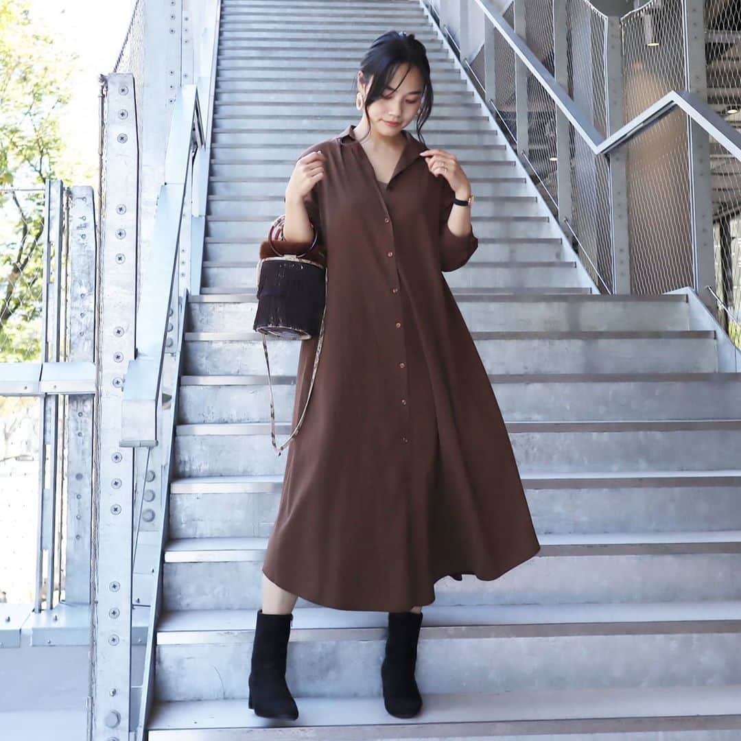 Eri Satoのインスタグラム：「brown×blackコーデ · one-piece,bag: @papillonner_pr shoes: @outletshoes_official · テントシルエットが可愛いワンピースは @papillonner_pr のもの。 持ってるバッグと一緒に、キャンペーンに当選して頂きました😭 ありがとうございます✨ バッグもすごく可愛いんだ😆  · この日は3ヵ月ぶりに @haruru0724 とランチしたよ💛 来る度に渋谷が変わってくー！！！ · #papillonner #パピヨネ#秋物#秋服#秋コーデ#カジュアル#モード#ワンピース#高身長コーデ#ママコーデ#カジュアルコーデ#ワンピコーデ #秋コーデ#fashion#ootd#outfit#code#coordinate#style#ファッション#コーディネート#コーデ#シンプルコーデ#mamagirl#locari#partegram#カジュアル#お洒落さんと繋がりたい」
