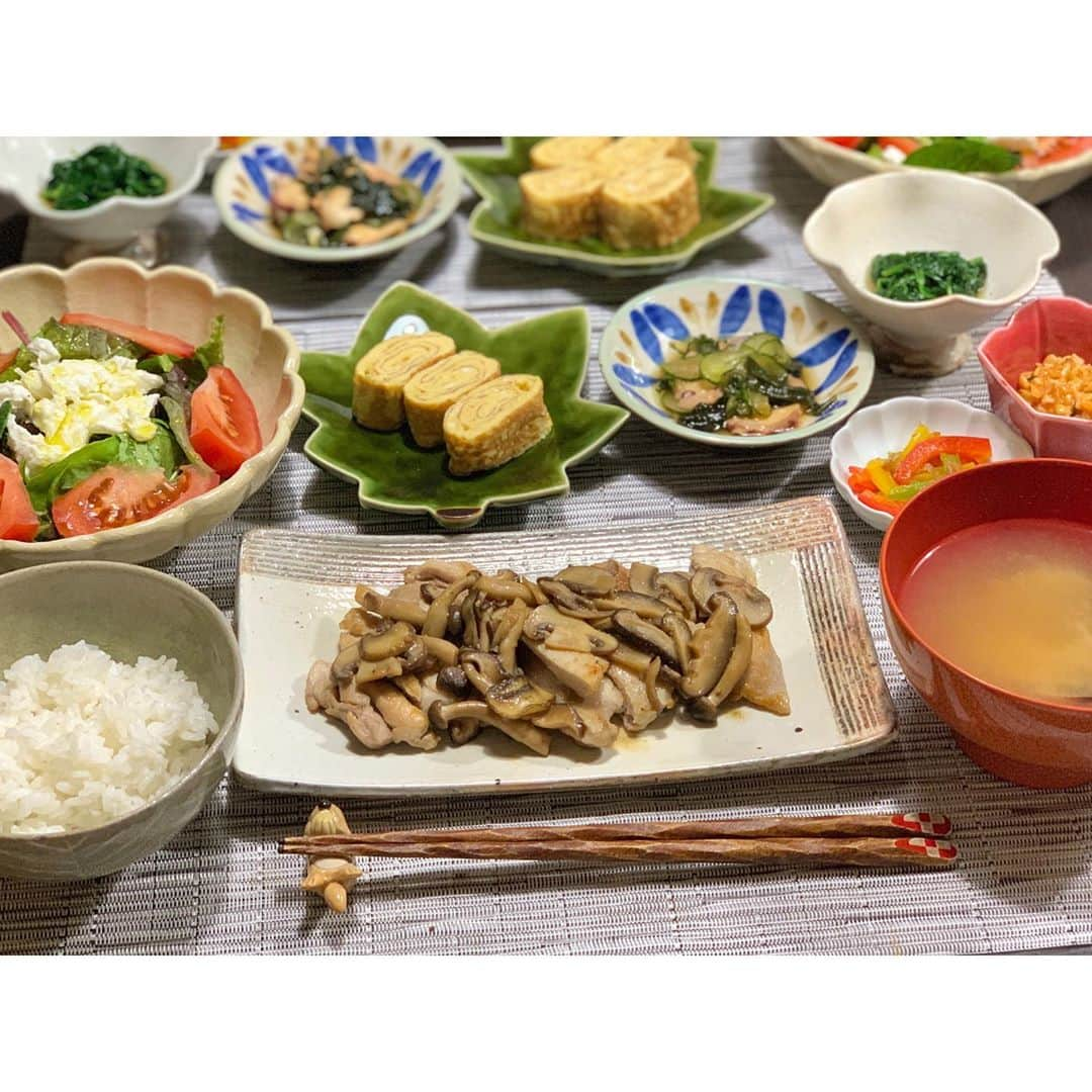 真野恵里菜さんのインスタグラム写真 - (真野恵里菜Instagram)「久しぶりに、、 #いつかの夕飯 🍽 鶏肉のソテー　たっぷりキノコ乗せ サラダ だし巻き卵 タコと胡瓜とわかめの酢の物 ほうれん草のお浸し パプリカのおかか和え キムチ納豆 白米 あさりのお味噌汁 . . 時差ボケもすっかり治り 新居の新しいキッチンにも 最寄りのスーパーにも慣れ やっと普段通りにご飯を作れるようになってきました☺️ . . 父から教わった鶏とキノコのソテーを 自己流にアレンジ🐓 こちらはレシピが固まったら連載の方に書こうかな😊 夫が大好きなあさりのお味噌汁。 私はあさり少なめ、又は無し。笑 あさりを食べるよりもあさりの味がするお味噌汁が好き😂 . . そして、 新居では対面でご飯を食べるようになりました🍽 美味しい！と思ってくれたときのリアクションが すぐ目に入って嬉しいし楽しいです😂 #海外生活 #日常のひとこま」10月28日 19時29分 - erinamano_official