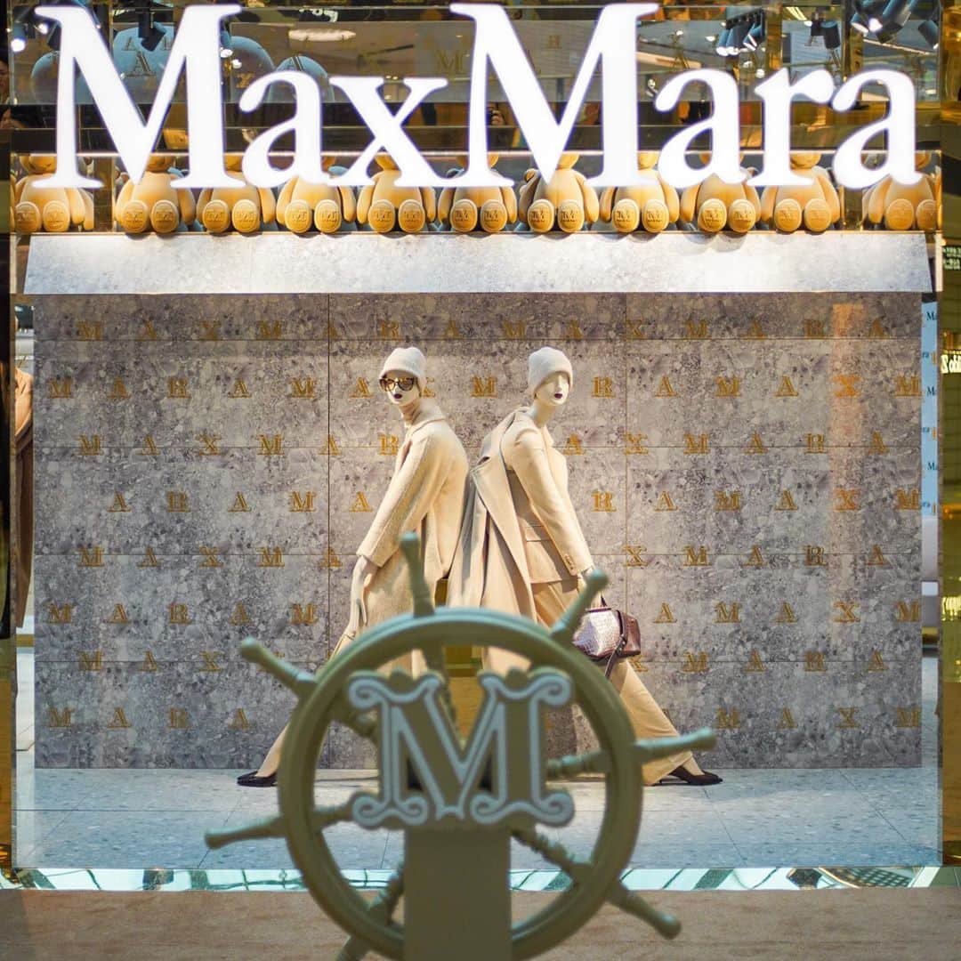 マックスマーラさんのインスタグラム写真 - (マックスマーラInstagram)「#MaxTheTeddy presents the new #TreasureIslandMaxMara gift selection. Discover all of the latest #MaxMara #FW20 styles now available at maxmara.com and in-store.  #MaxMaraFW20」10月28日 19時29分 - maxmara