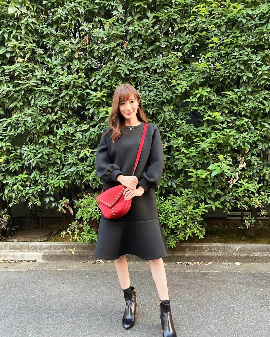 小林真由さんのインスタグラム写真 - (小林真由Instagram)「袖のバルーンが可愛いワンピース。﻿ 張りのある素材でカジュアルになり過ぎない♡﻿ だけど着心地も良いのでちょっとしたお出かけによく着てます💛🤍﻿ ﻿ op: #cookiechocolate ﻿ boots: #louisvuitton﻿ bag: #ysl﻿ ﻿ ﻿ #ファッション #コーデ #ママコーデ #クッチョコ #ルイヴィトン #サンローラン #秋服 #女の子ママ #男の子ママ #ママライフ #コーディネート #1歳 #生後2ヶ月 #ベビー #二人育児 #coordinate #fashion」10月28日 19時32分 - mayukobayashii