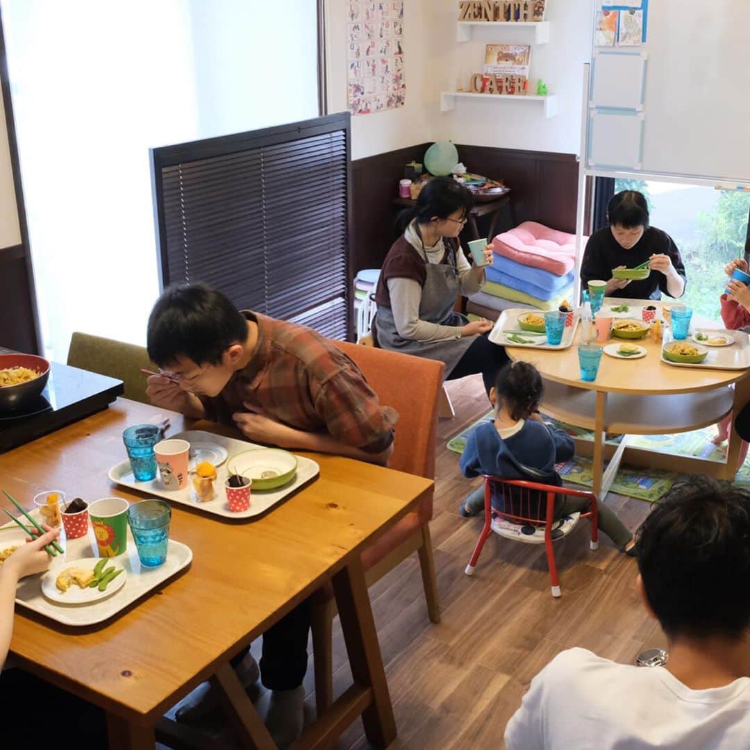 椎名伸志さんのインスタグラム写真 - (椎名伸志Instagram)「. この取り組みでは、店舗で売れ残ったフライドチキンを冷凍しこども食堂に寄付、それぞれのこども食堂でパエリアやスープ、カレーなどさまざまな料理へと変えて提供されます🍗✨  #KFC #ケンタッキー #食ロス」10月28日 19時36分 - shiina.nobuyuki_official