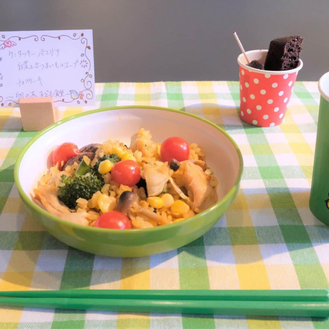 椎名伸志さんのインスタグラム写真 - (椎名伸志Instagram)「. この取り組みでは、店舗で売れ残ったフライドチキンを冷凍しこども食堂に寄付、それぞれのこども食堂でパエリアやスープ、カレーなどさまざまな料理へと変えて提供されます🍗✨  #KFC #ケンタッキー #食ロス」10月28日 19時36分 - shiina.nobuyuki_official